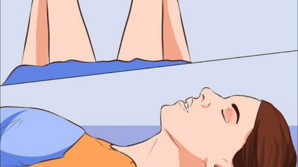 رسم توضيحي لسيدة مستلقية على ظهرها في وضعية تركيب القسطرة البولية - أين تركب القسطرة البولية للنساء