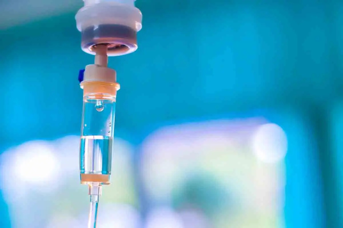 غرفة تنقيط المحلول الوريدي متصلة بالكانيولا أثناء العلاج في البيت